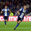 Maicon ze skręconą kostką